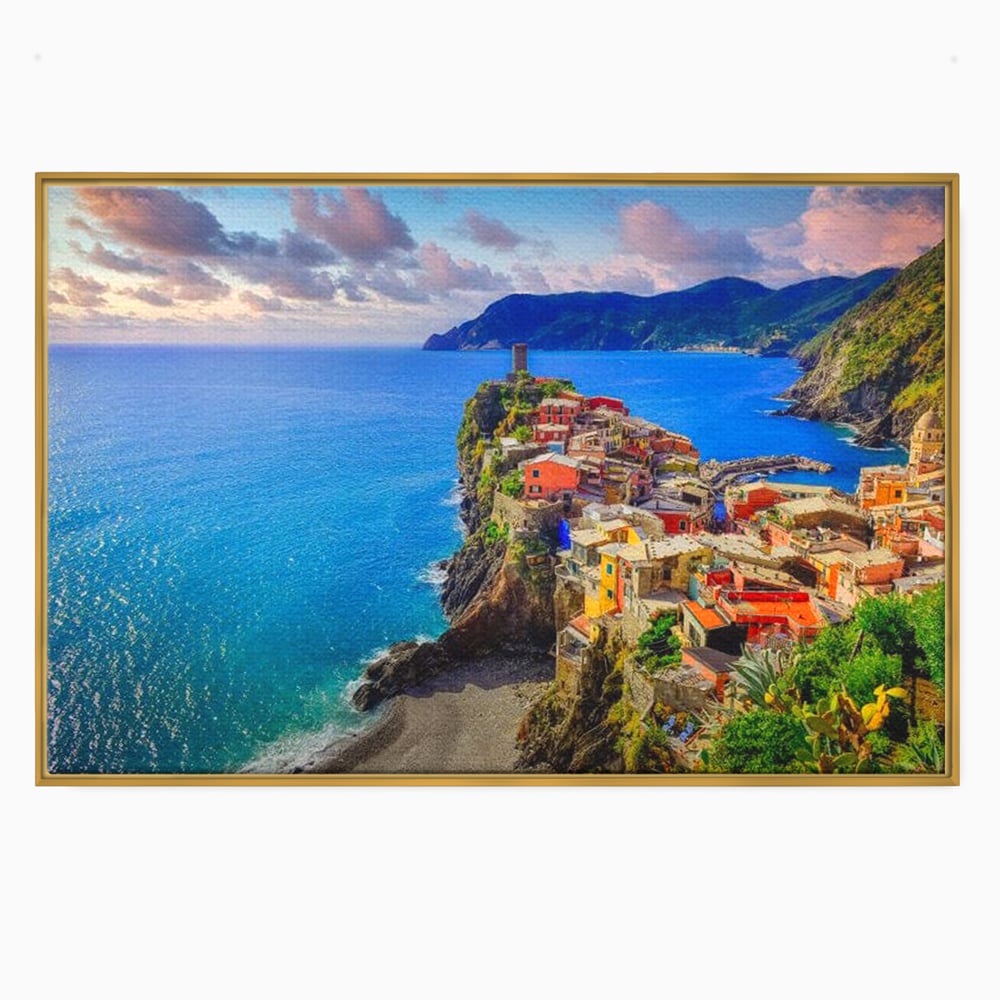 Tablou canvas cu peisaj costier italian cu sat colorat pe stanca, in rama de aluminiu auriu